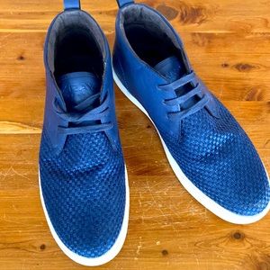 Casual hi-top walking shoe in EUC.